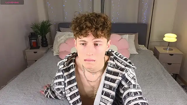 Snapshot of crisp1n chatting on February 11, 2026, 5:35 pm crisp1n online show from February 11, 2026, 5:35 pm