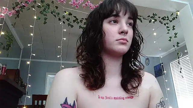 Snapshot of Trickylucy555 chatting on May 26, 2026, 10:19 pm Trickylucy555 online show from May 26, 2026, 10:19 pm