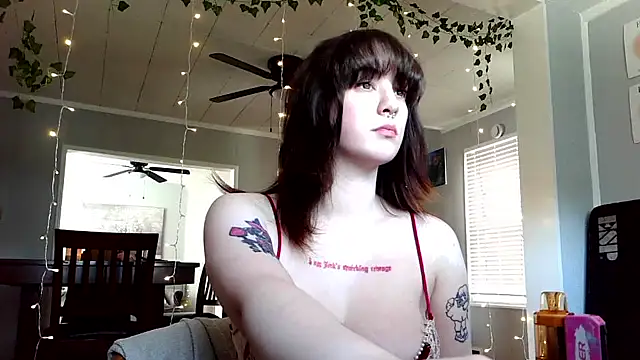 Snapshot of Trickylucy555 chatting on April 7, 2026, 6:43 pm Trickylucy555 online show from April 7, 2026, 6:43 pm