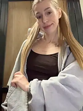 kira mia online show from December 5, 2025, 3:43 pm