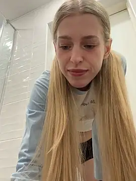 kira mia online show from April 18, 2026, 7:29 pm