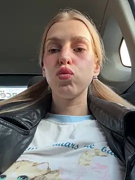 kira mia online show from April 18, 2026, 3:47 pm