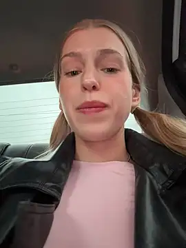 kira mia online show from April 28, 2026, 4:22 pm