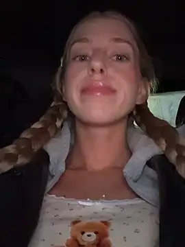 kira mia online show from March 5, 2026, 3:52 pm