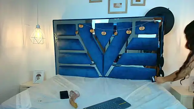 Mindy Star  online show from October 30, 2025, 12:58 pm