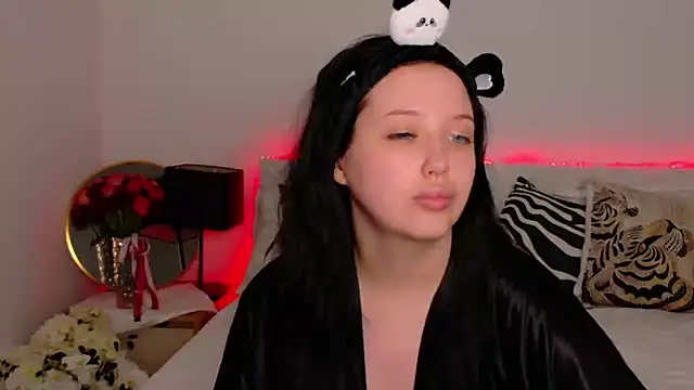 Felicia Herceg online show from November 2, 2025, 5:51 pm