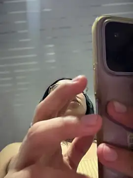 Snapshot of Violeet-Smith chatting on April 2, 2026, 2:30 am Violeet-Smith online show from April 2, 2026, 2:30 am