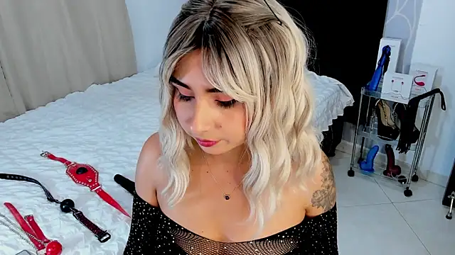 Snapshot of Emilyvalk_ chatting on February 4, 2026, 3:51 pm Emilyvalk online show from February 4, 2026, 3:51 pm