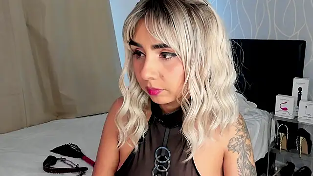 Emilyvalk  online show from December 14, 2025, 8:47 pm