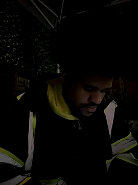 Snapshot of Mrmakeherwet_Tez chatting on December 3, 2025, 6:14 am Mrmakeherwet Tez online show from December 3, 2025, 6:14 am