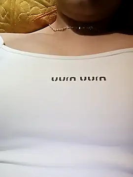 Snapshot of Emili68 chatting on October 21, 2025, 7:57 pm Emili68 online show from October 21, 2025, 7:57 pm