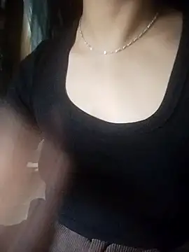 Snapshot of Emili68 chatting on October 27, 2025, 11:33 am Emili68 online show from October 27, 2025, 11:33 am