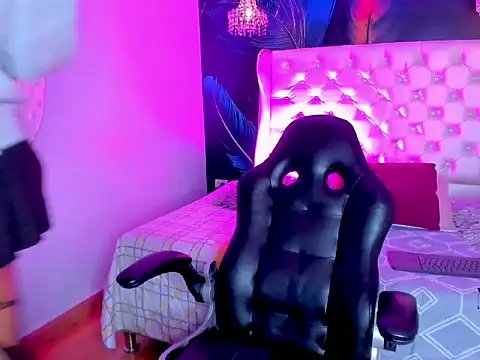 Mika  velvet online show from February 2, 2026, 8:52 pm