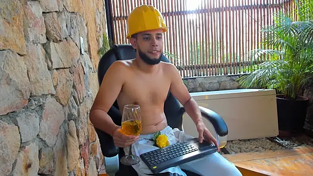 Maxcole 07 online show from December 14, 2025, 8:03 pm