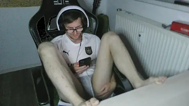 StephPra94 online show from June 14, 2026, 9:49 pm