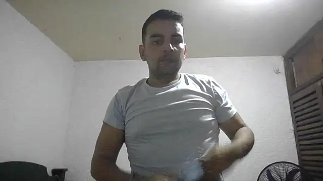 Snapshot of axel_jhones_ chatting on November 5, 2025, 10:35 pm axel jhones online show from November 5, 2025, 10:35 pm