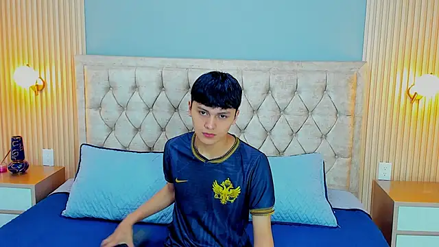 Maxii18  online show from January 9, 2026, 2:51 am