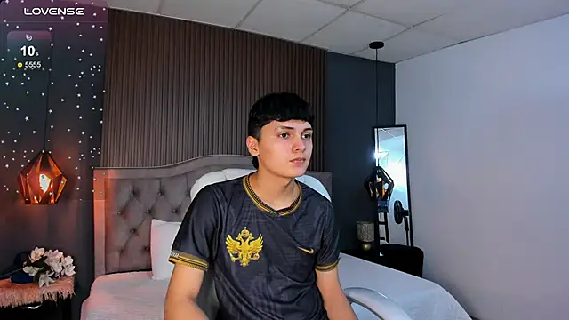 Maxii18  online show from November 10, 2025, 7:08 pm