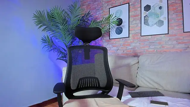 sophie duval online show from November 24, 2025, 10:48 am