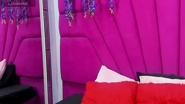 JulietaDiamond online show from April 7, 2026, 2:57 am