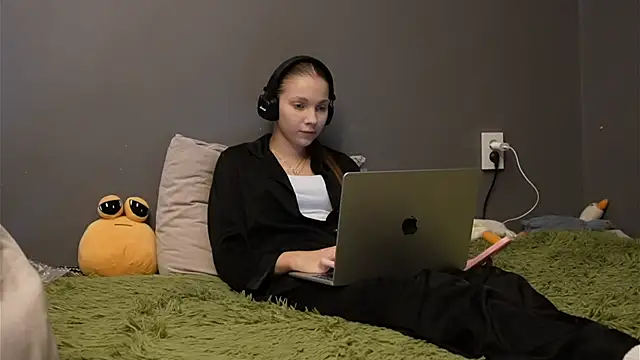 Softixq online show from November 30, 2025, 3:13 pm