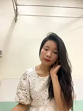 Bee Yellow00 online show from November 10, 2025, 4:28 am