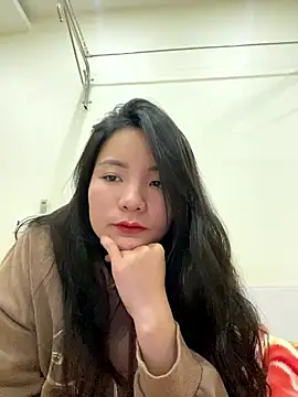 Bee Yellow00 online show from January 11, 2026, 5:03 am