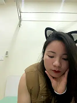 Bee Yellow00 online show from November 28, 2025, 4:56 am