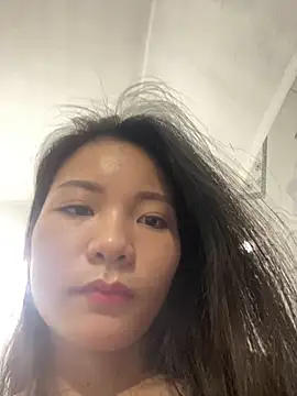 Snapshot of Bee_Yellow00 chatting on October 27, 2025, 8:10 pm Bee Yellow00 online show from October 27, 2025, 8:10 pm