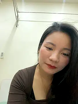 Bee Yellow00 online show from November 14, 2025, 4:49 am