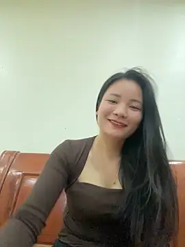 Bee Yellow00 online show from November 3, 2025, 4:39 am