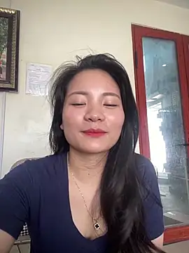 Bee Yellow00 online show from April 8, 2026, 3:19 am