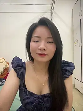 Bee Yellow00 online show from April 13, 2026, 4:49 am