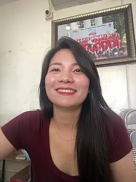 Bee Yellow00 online show from April 17, 2026, 8:17 am