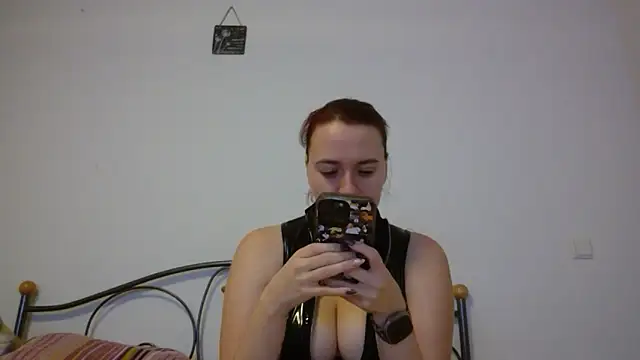 Latexaddictx  online show from November 17, 2025, 7:40 pm