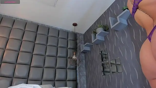 dannavelvet online show from April 15, 2026, 12:42 pm