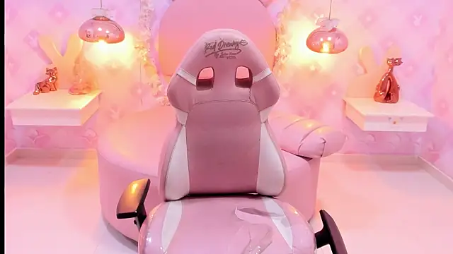 SofhiCute online show from December 17, 2025, 1:38 pm