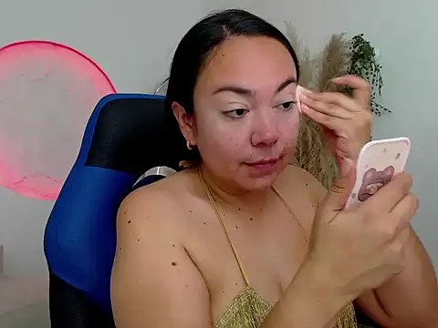 Yadis hot online show from November 26, 2025, 6:41 pm