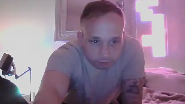 Snapshot of MikeHawke1995 chatting on October 26, 2025, 1:17 am MikeHawke1995 online show from October 26, 2025, 1:17 am