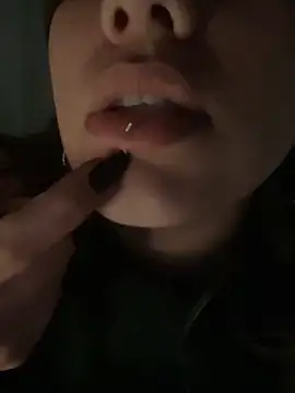 Snapshot of Hannahinfame chatting on November 6, 2025, 7:01 am Hannahinfame online show from November 6, 2025, 7:01 am