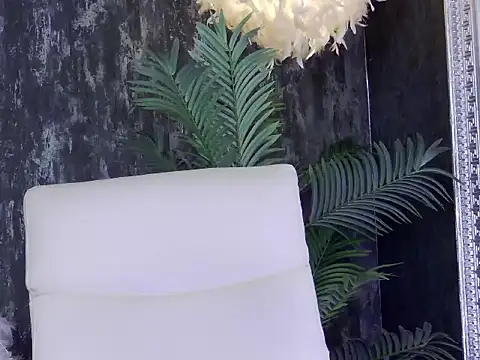 LaraBloom online show from December 16, 2025, 7:18 pm