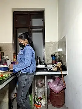 Snapshot of Heena-143 chatting on December 18, 2025, 2:54 pm Heena-143 online show from December 18, 2025, 2:54 pm