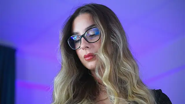 MaddieBryggs online show from November 18, 2025, 10:07 am