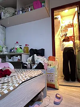 Snapshot of Zuzu-6 chatting on February 17, 2026, 5:49 am Zuzu-6 online show from February 17, 2026, 5:49 am