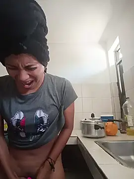 YeseniaRodriguez3 online show from November 27, 2025, 2:17 pm