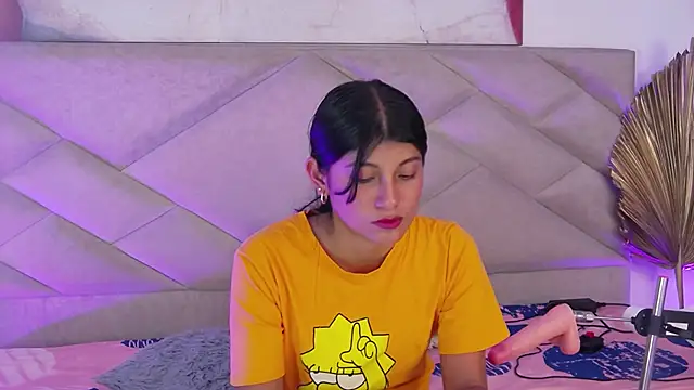 YeseniaRodriguez3 online show from November 12, 2025, 7:40 pm