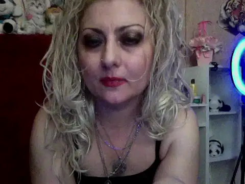 xHot Amazonq online show from November 6, 2025, 4:44 pm