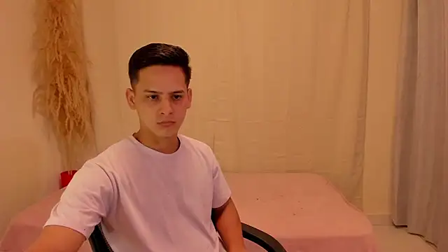 elmasmas01 online show from December 20, 2025, 2:09 pm