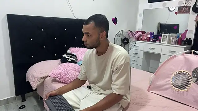 Snapshot of Hot2gether69 chatting on February 17, 2026, 1:25 am Hot2gether69 online show from February 17, 2026, 1:25 am