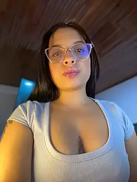 Im Saraaaa online show from July 28, 2026, 9:47 pm